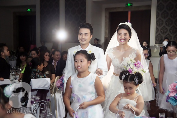 Lê Khánh hôn chú rể đắm đuối trong tiệc cưới vào ngày cuối năm 2014 4