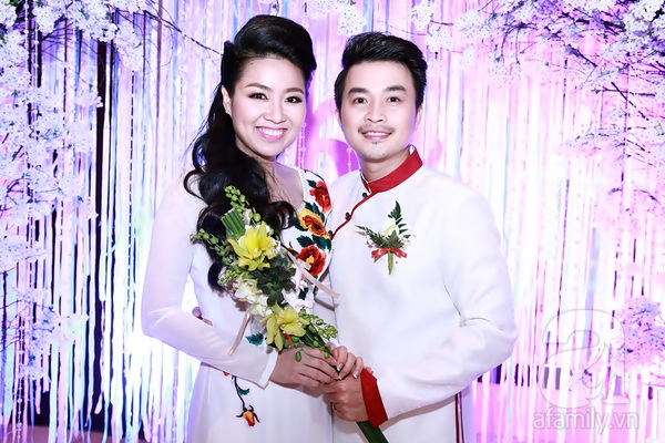 Lê Khánh hôn chú rể đắm đuối trong tiệc cưới vào ngày cuối năm 2014 1 Lê Khánh hôn chú rể đắm đuối trong tiệc cưới vào ngày cuối năm 2014 1