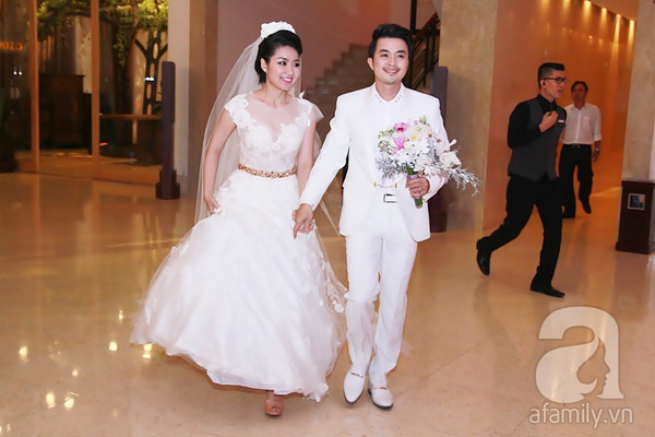Lê Khánh hôn chú rể đắm đuối trong tiệc cưới vào ngày cuối năm 2014 2