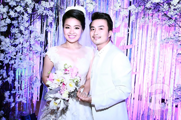Lê Khánh hôn chú rể đắm đuối trong tiệc cưới vào ngày cuối năm 2014 3