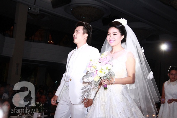 Lê Khánh hôn chú rể đắm đuối trong tiệc cưới vào ngày cuối năm 2014 5