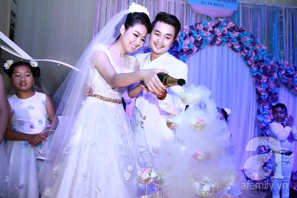 Lê Khánh hôn chú rể đắm đuối trong tiệc cưới vào ngày cuối năm 2014 7