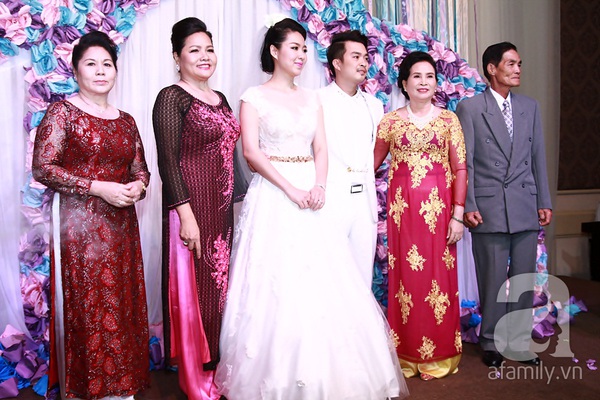 Lê Khánh hôn chú rể đắm đuối trong tiệc cưới vào ngày cuối năm 2014 6