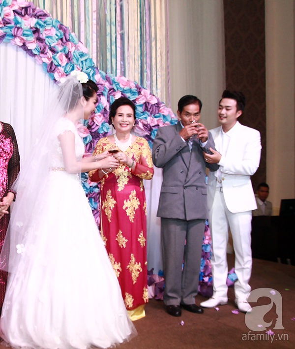 Lê Khánh hôn chú rể đắm đuối trong tiệc cưới vào ngày cuối năm 2014 9