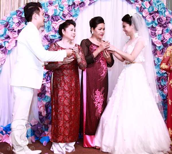 Lê Khánh hôn chú rể đắm đuối trong tiệc cưới vào ngày cuối năm 2014 10