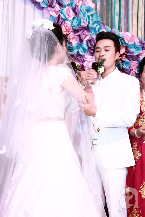 Lê Khánh hôn chú rể đắm đuối trong tiệc cưới vào ngày cuối năm 2014 11