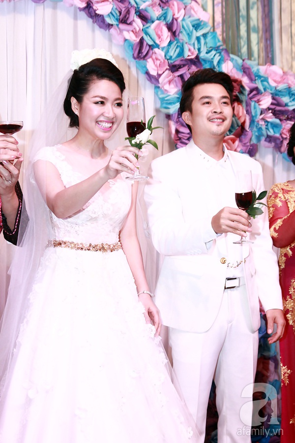 Lê Khánh hôn chú rể đắm đuối trong tiệc cưới vào ngày cuối năm 2014 14