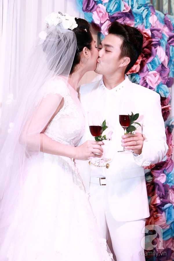 Lê Khánh hôn chú rể đắm đuối trong tiệc cưới vào ngày cuối năm 2014 12 Lê Khánh hôn chú rể đắm đuối trong tiệc cưới vào ngày cuối năm 2014 12