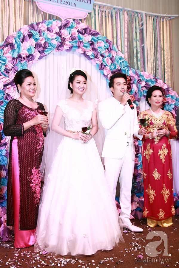 Lê Khánh hôn chú rể đắm đuối trong tiệc cưới vào ngày cuối năm 2014 13
