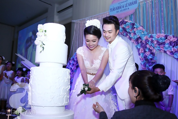 Lê Khánh hôn chú rể đắm đuối trong tiệc cưới vào ngày cuối năm 2014 8