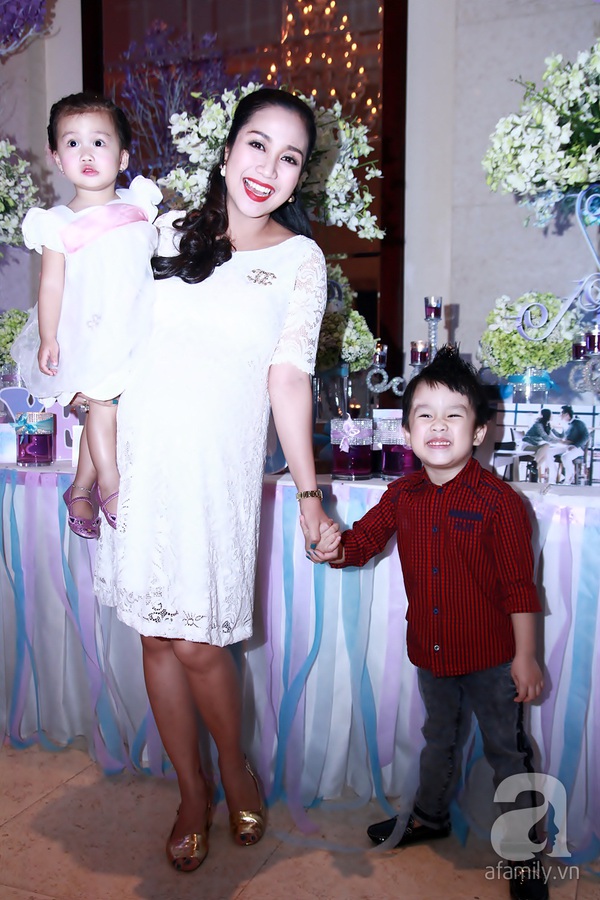 Vân Trang đưa người yêu điển trai tới dự tiệc cưới Lê Khánh 9