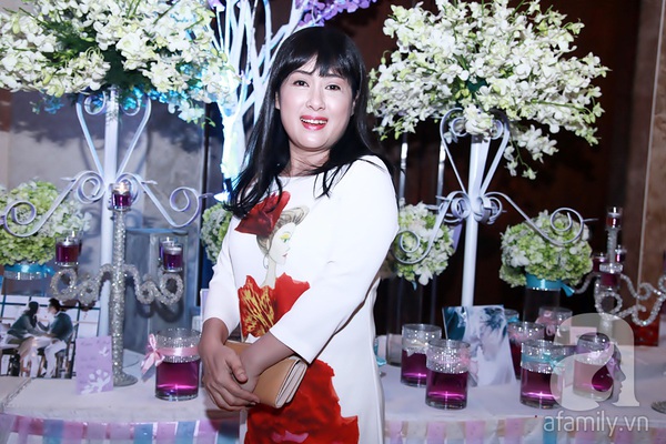 Vân Trang đưa người yêu điển trai tới dự tiệc cưới Lê Khánh 14