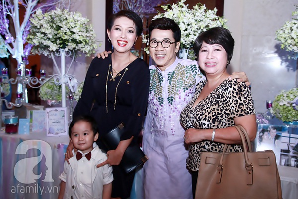 Vân Trang đưa người yêu điển trai tới dự tiệc cưới Lê Khánh 17
