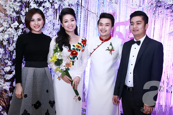 Vân Trang đưa người yêu điển trai tới dự tiệc cưới Lê Khánh 1