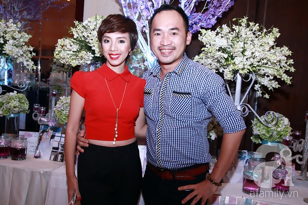 Vân Trang đưa người yêu điển trai tới dự tiệc cưới Lê Khánh 18