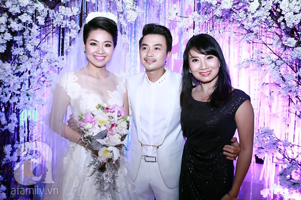 Vân Trang đưa người yêu điển trai tới dự tiệc cưới Lê Khánh 19