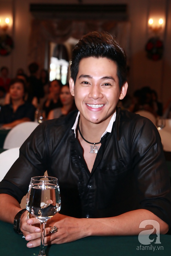 Nathan Lee quấn qu&yacute;t 