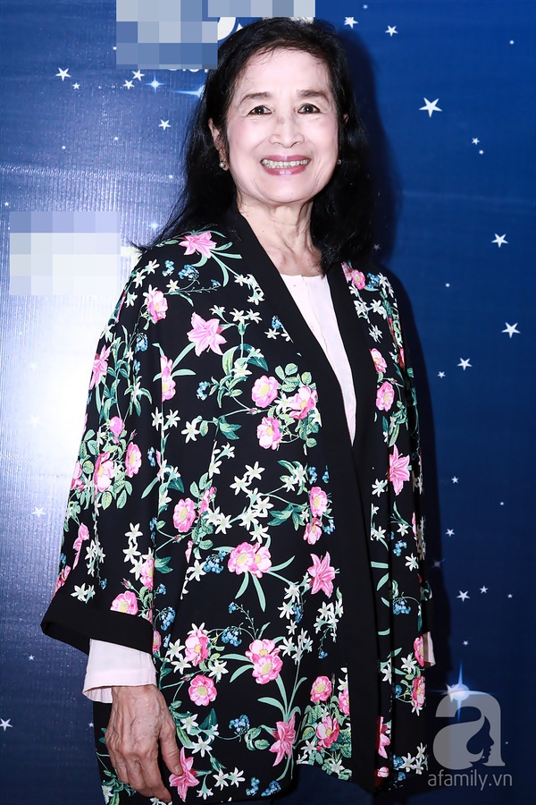 Trương Ngọc &Aacute;nh trẻ trung s&aacute;nh đ&ocirc;i b&ecirc;n 