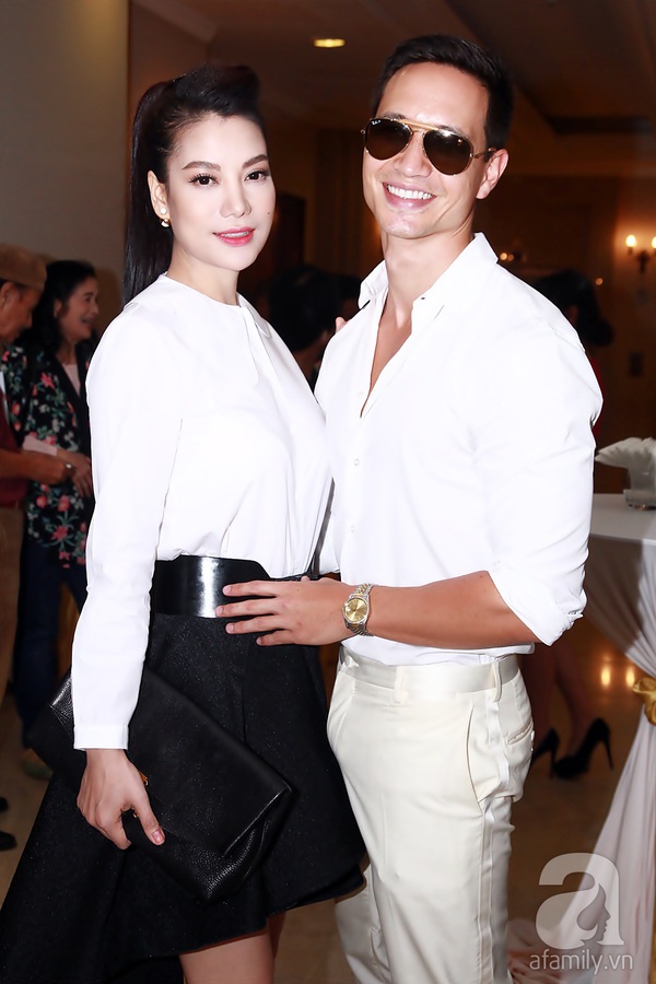 Trương Ngọc &Aacute;nh trẻ trung s&aacute;nh đ&ocirc;i b&ecirc;n 