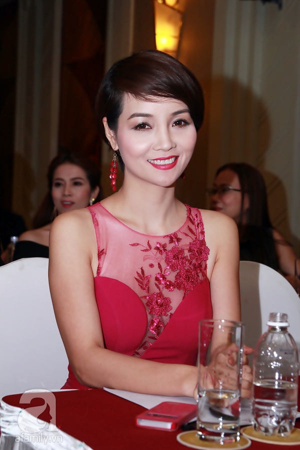 Trương Ngọc &Aacute;nh trẻ trung s&aacute;nh đ&ocirc;i b&ecirc;n 