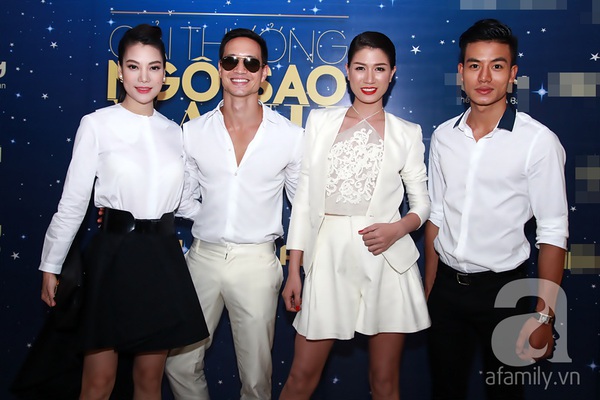 Trương Ngọc &Aacute;nh trẻ trung s&aacute;nh đ&ocirc;i b&ecirc;n 