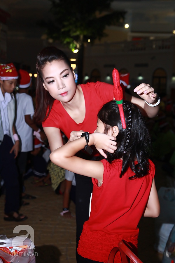 Trương Ngọc &Aacute;nh v&agrave; con g&aacute;i diện đồ đ&ocirc;i đi ph&aacute;t qu&agrave; Gi&aacute;ng sinh 1