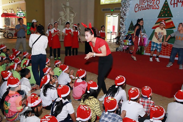 Trương Ngọc &Aacute;nh v&agrave; con g&aacute;i diện đồ đ&ocirc;i đi ph&aacute;t qu&agrave; Gi&aacute;ng sinh 3