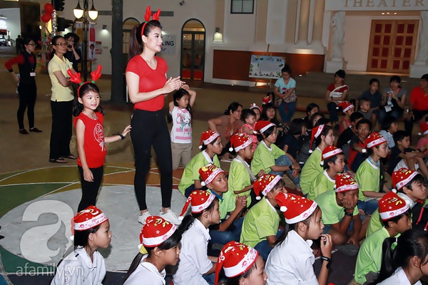 Trương Ngọc &Aacute;nh v&agrave; con g&aacute;i diện đồ đ&ocirc;i đi ph&aacute;t qu&agrave; Gi&aacute;ng sinh 4