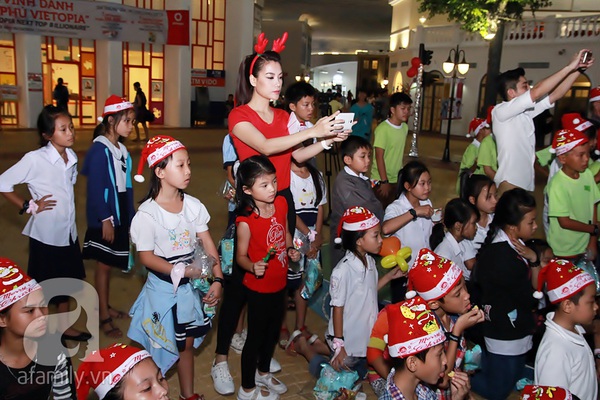 Trương Ngọc &Aacute;nh v&agrave; con g&aacute;i diện đồ đ&ocirc;i đi ph&aacute;t qu&agrave; Gi&aacute;ng sinh 13