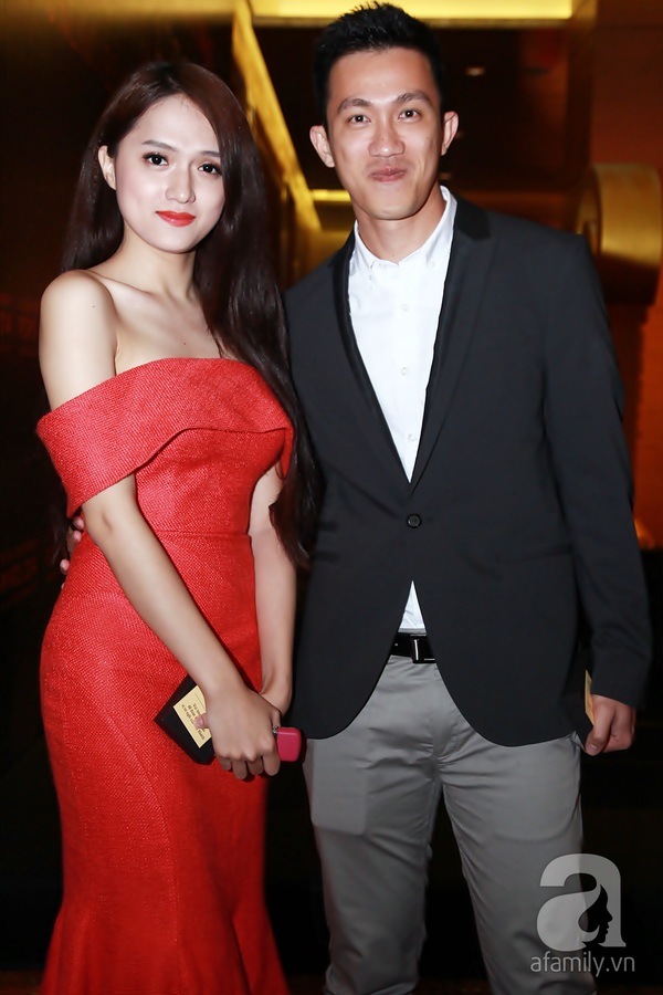 Vân Trang diện váy đỏ nổi bật bên đạo diễn phim 