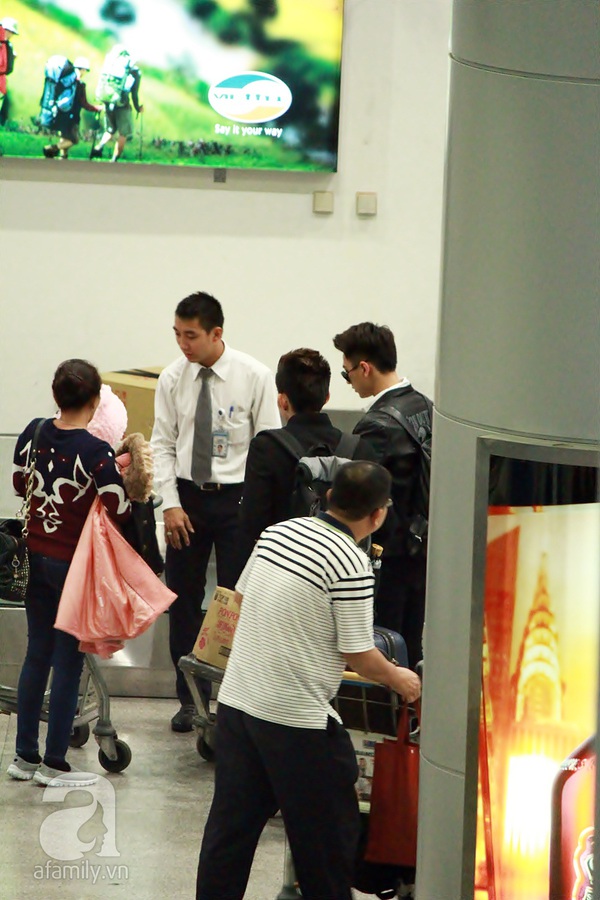 Hoàng Thùy Linh và nhóm 365 gây chú ý tại sân bay  6
