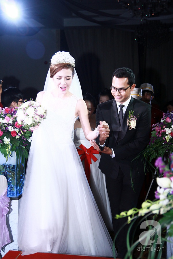 Huỳnh Đông ôm Ái Châu bật khóc trong lễ cưới 5