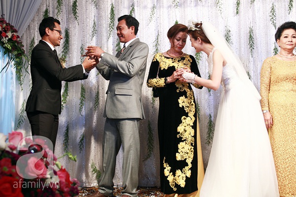 Huỳnh Đông ôm Ái Châu bật khóc trong lễ cưới 10
