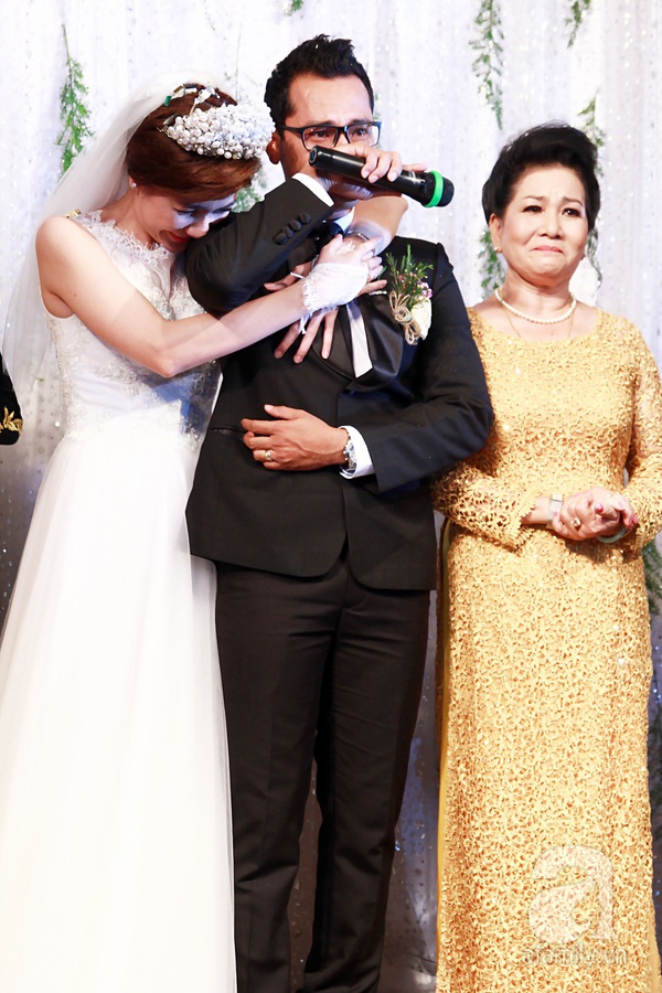 Huỳnh Đông ôm Ái Châu bật khóc trong lễ cưới 11