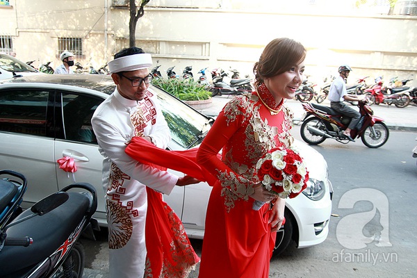 Huỳnh Đông không ngừng khoá môi Ái Châu trong ngày cưới 7