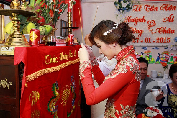 Huỳnh Đông không ngừng khoá môi Ái Châu trong ngày cưới 12