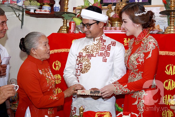 Huỳnh Đông không ngừng khoá môi Ái Châu trong ngày cưới 13