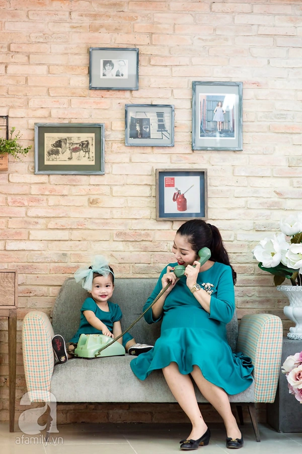 Ngắm bộ ảnh cực dễ thương của "bà bầu" Ốc Thanh Vân và con gái  5