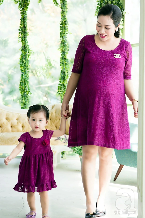 Ngắm bộ ảnh cực dễ thương của "bà bầu" Ốc Thanh Vân và con gái  8