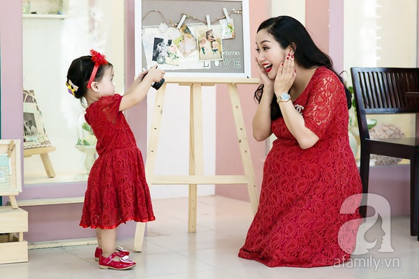 Ngắm bộ ảnh cực dễ thương của "bà bầu" Ốc Thanh Vân và con gái  12