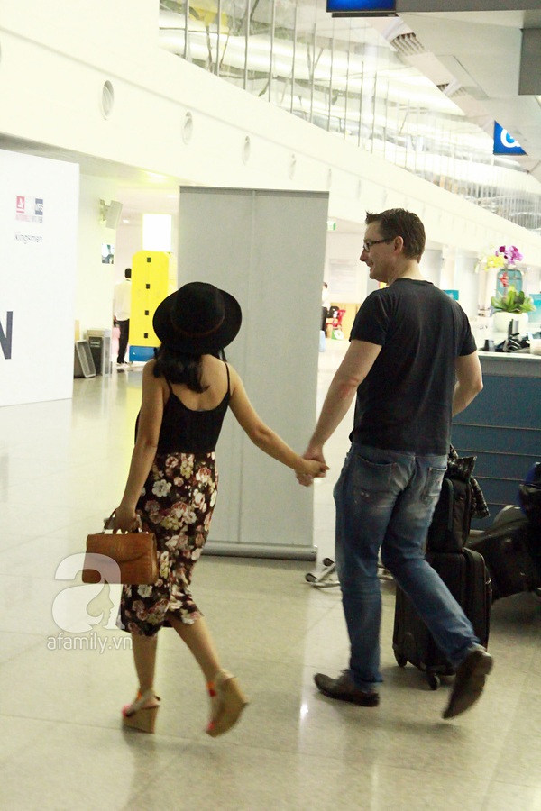 Vợ chồng Đoan Trang thể hiện nhiều cử chỉ ngọt ngào ở sân bay 9