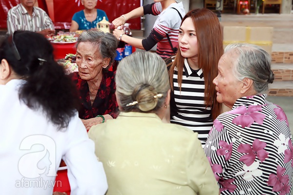 Mỹ T&acirc;m c&ugrave;ng fan nh&iacute; h&aacute;t tặng c&aacute;c nghệ sĩ cao tuổi 1
