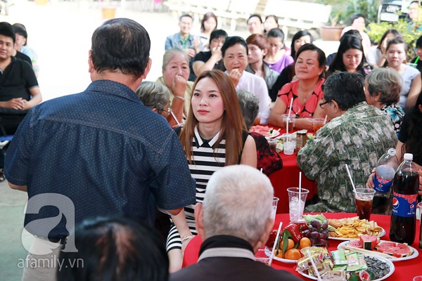 Mỹ T&acirc;m c&ugrave;ng fan nh&iacute; h&aacute;t tặng c&aacute;c nghệ sĩ cao tuổi 6