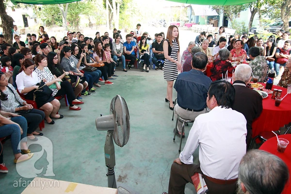 Mỹ T&acirc;m c&ugrave;ng fan nh&iacute; h&aacute;t tặng c&aacute;c nghệ sĩ cao tuổi 7