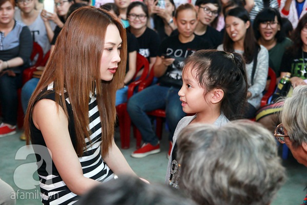 Mỹ T&acirc;m c&ugrave;ng fan nh&iacute; h&aacute;t tặng c&aacute;c nghệ sĩ cao tuổi 13