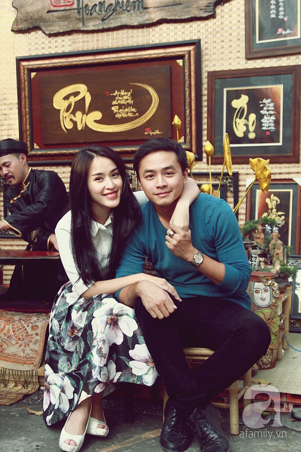 T&uacute; Vi - Văn Anh hạnh ph&uacute;c b&ecirc;n nhau đi chợ hoa cuối năm 3