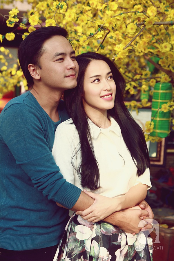 T&uacute; Vi - Văn Anh hạnh ph&uacute;c b&ecirc;n nhau đi chợ hoa cuối năm 6