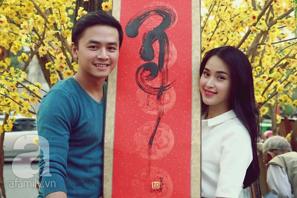 T&uacute; Vi - Văn Anh hạnh ph&uacute;c b&ecirc;n nhau đi chợ hoa cuối năm 10