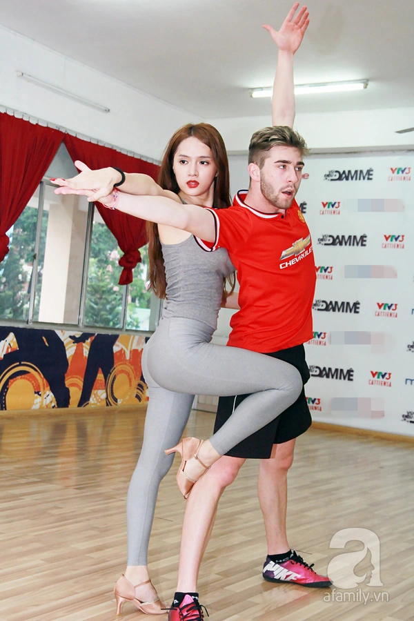 Hương Giang gợi cảm tr&ecirc;n s&agrave;n tập 