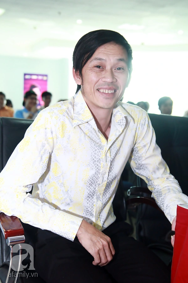 Ho&agrave;i Linh, Trấn Th&agrave;nh tung hứng trong buổi ra mắt 